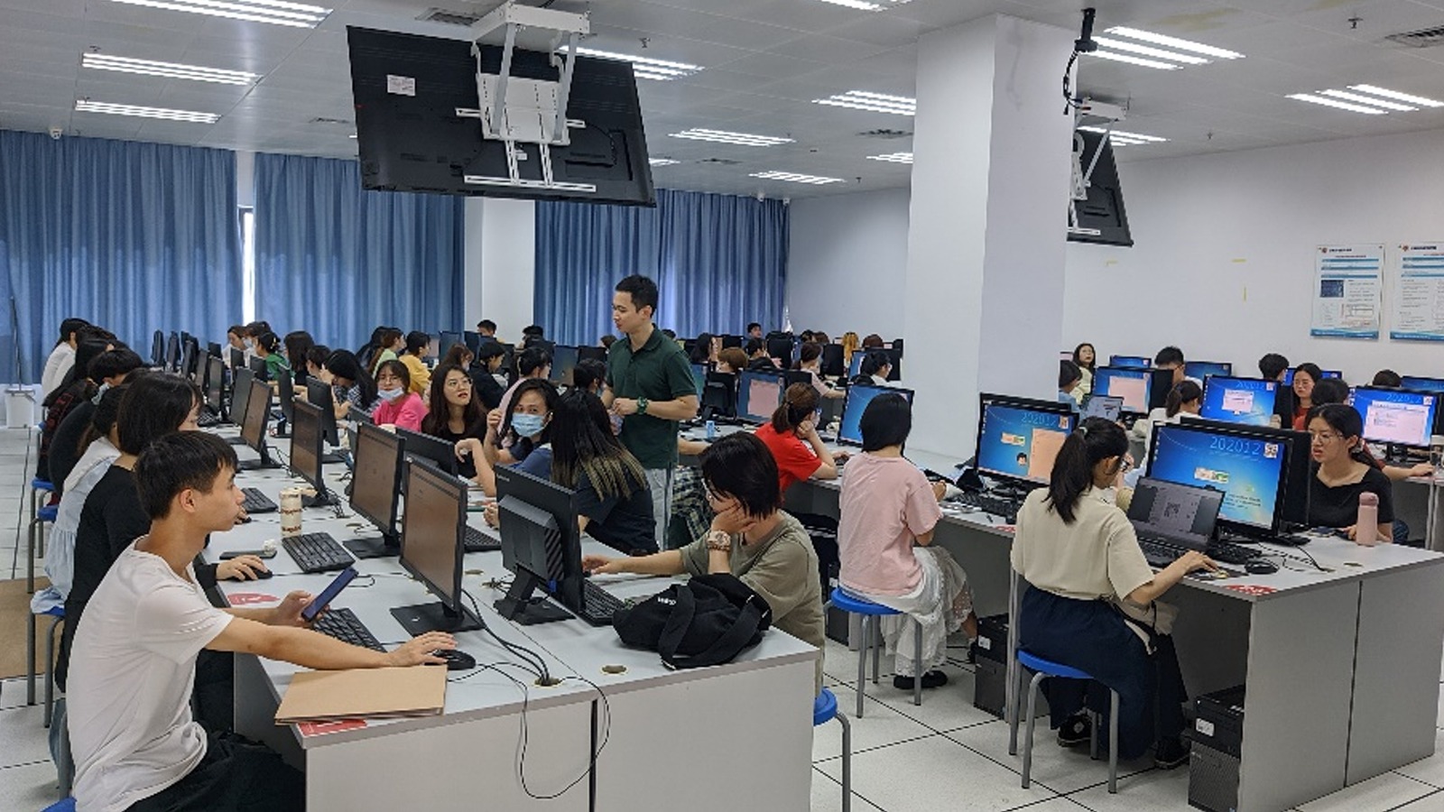 色情直播
国家级传媒实验教学示范中心“新媒体新技术讲座——H5创意设计短课”顺利举办